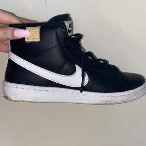 nike sneakers. only worn a few times. great condition